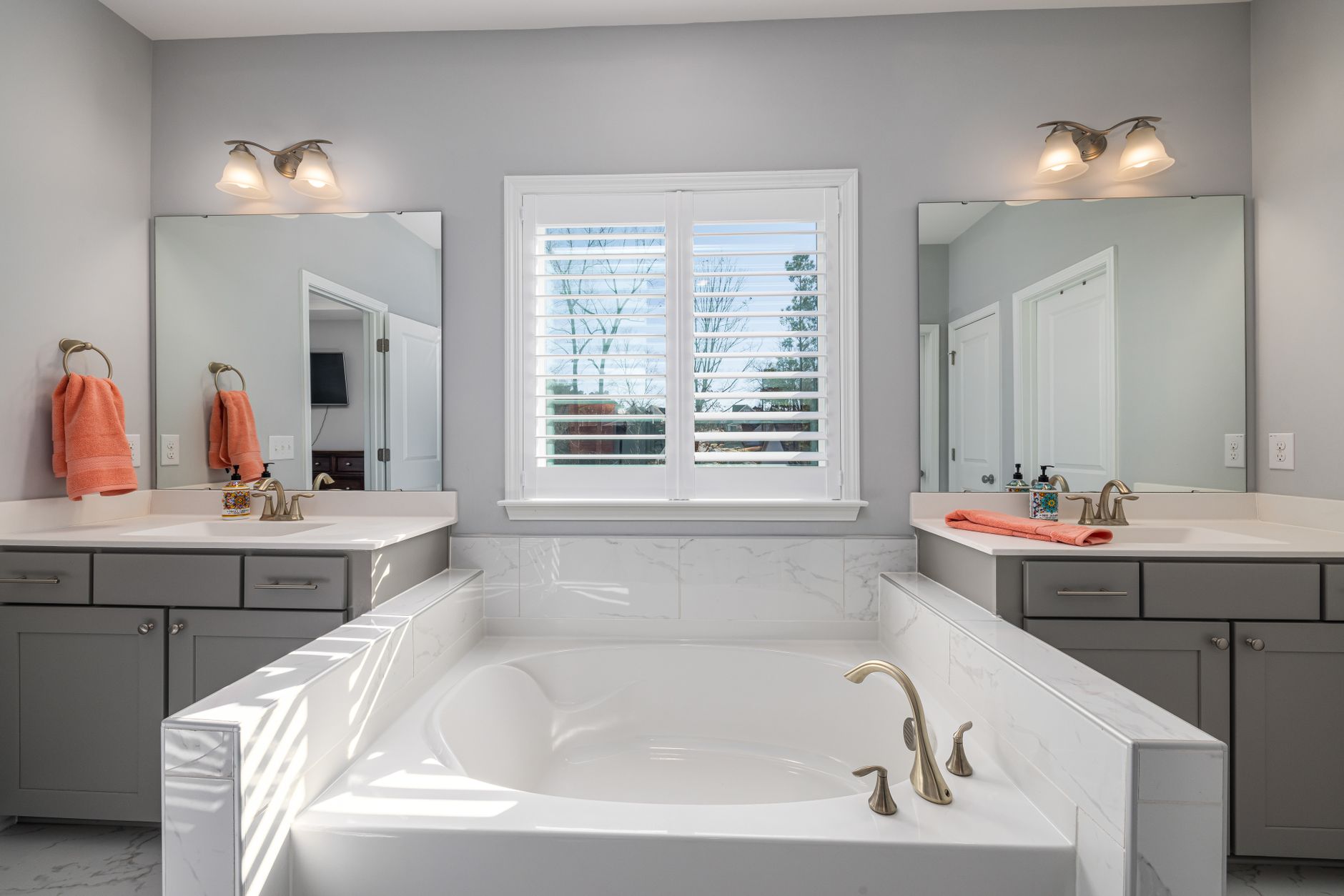 7. Top Color and Finish Choices for West Tennessee Bathroom Styles