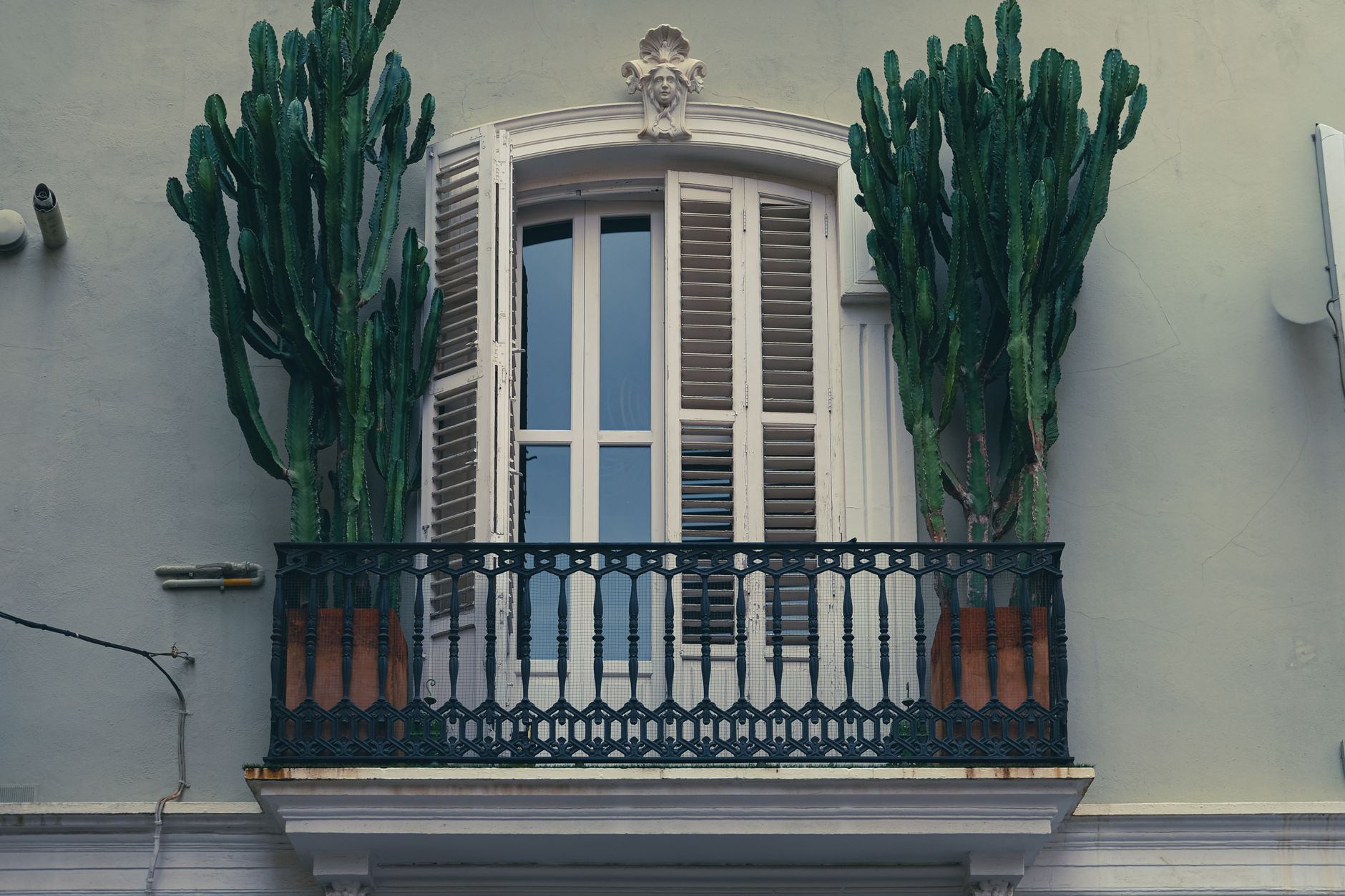 7. Mid-Rail Hardware — Structural Support for Tall Windows