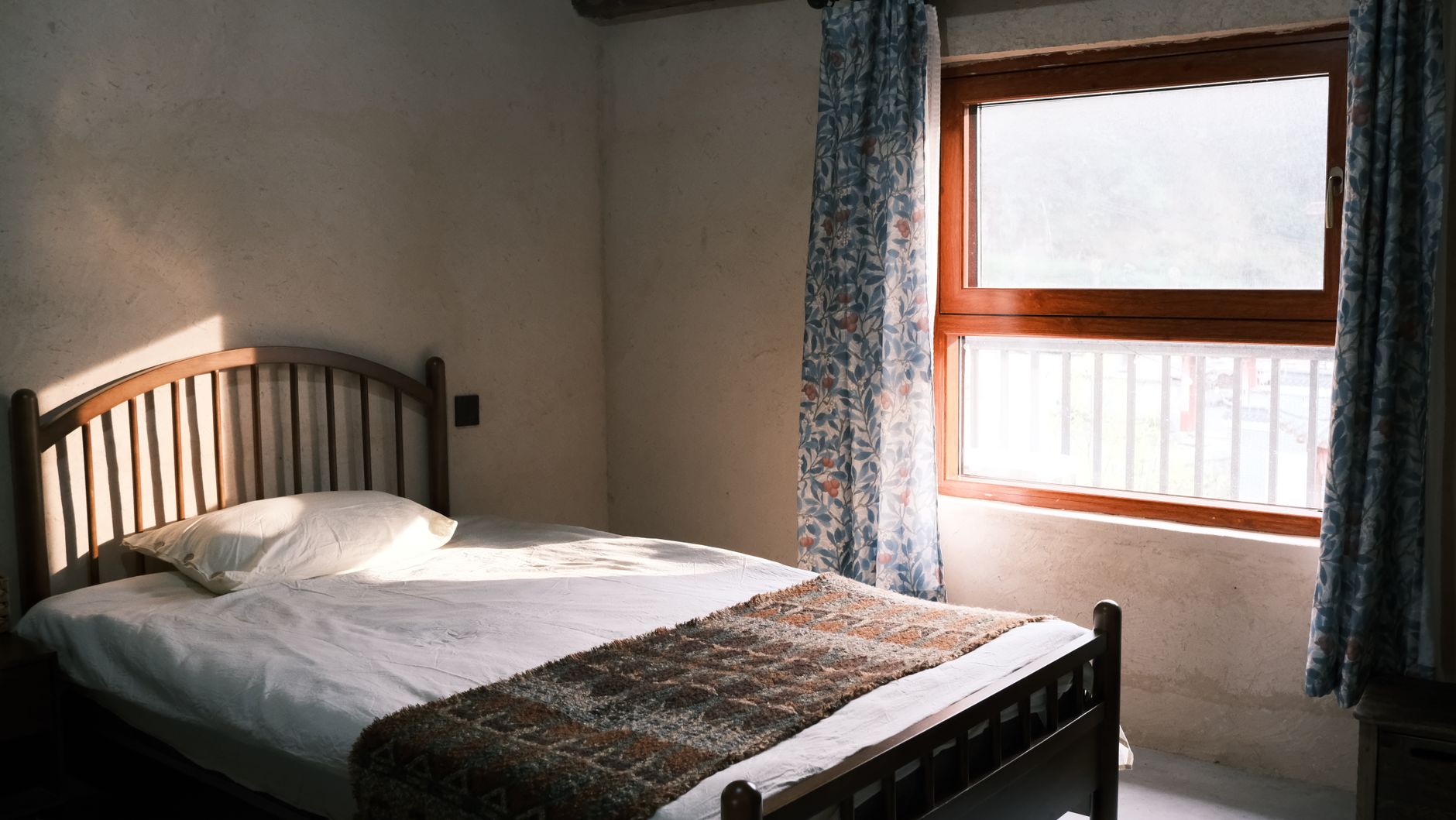 How to Choose the Right Shade for Your Bedroom's Window Direction